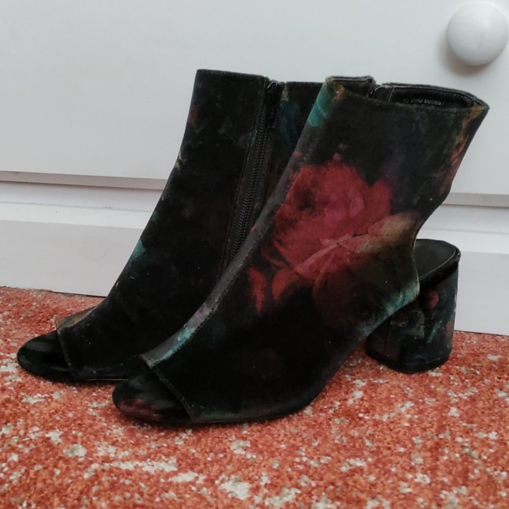 Metaphor Peekaboo Booties